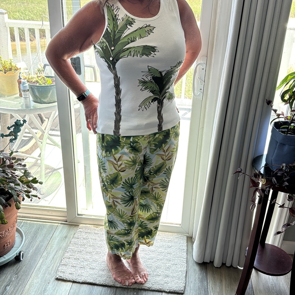 Women’s size 10 Liz Claiborne beachy pants pockets all around, 2 front, 2 back